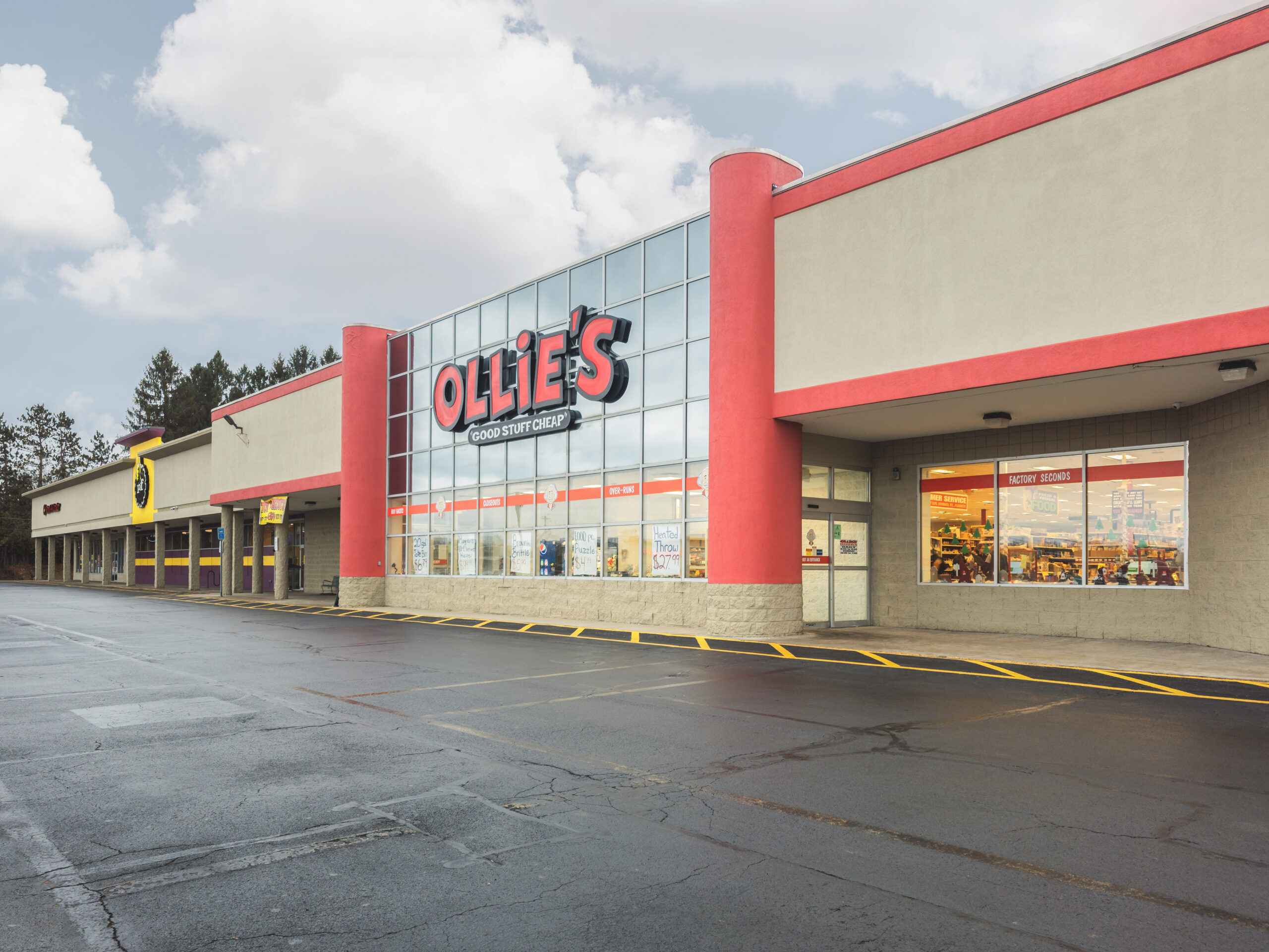 Ollie's Bargain Outlet Boosts Profit Forecast on Tariff Windfall